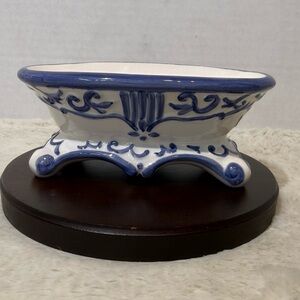 Home Interiors pedestal ceramic white with blue scrolls soap dish